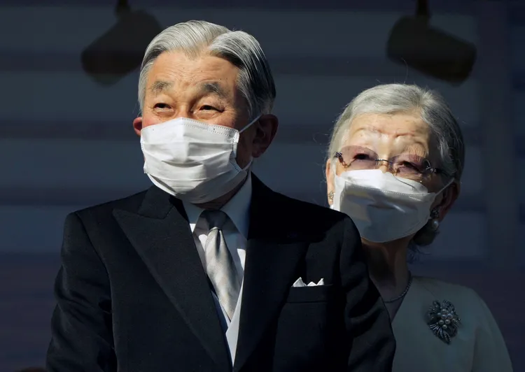 德仁的父母明仁與美智子也在皇居現身。路透社