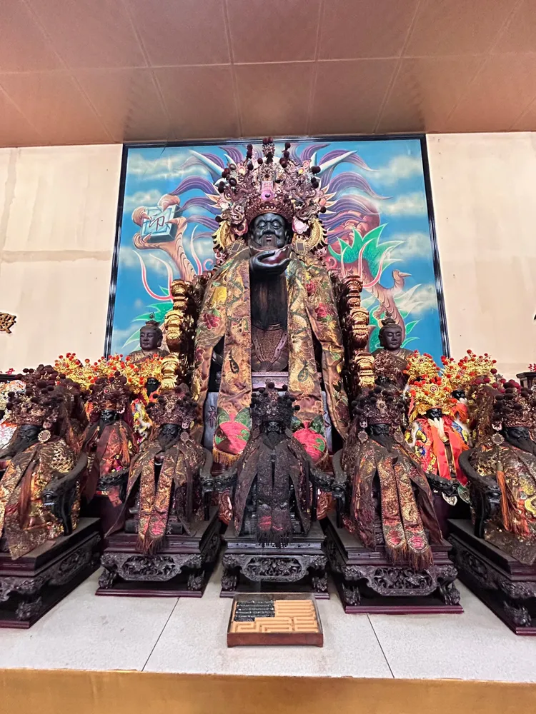 廟內正殿主祀全台最高193公分天官五路武財神。王煌忠攝
