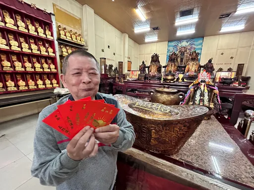 走春趣|吃完年夜飯就卡位 手刀搶錢母!台中旱溪財神爺初一子時狂發3000份