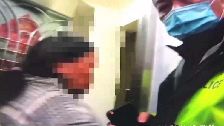 警陪同婦人安全返家。翻攝畫面