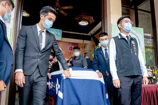 禮儀師夜半往生室手機突響起　Siri這句話讓他「跑百米塊陶」