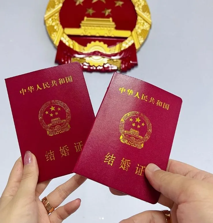 Ariel曬出與邱士楷（左）的結婚證。翻攝Ariel IG