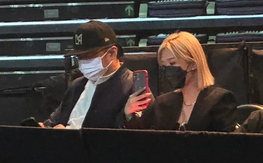 獨家直擊|林志玲舊愛現身小巨蛋 「馬桶小開」偕嫩妻追星蔡依林