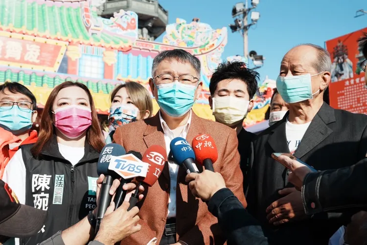 柯文哲在大灣凌霄寶殿武龍宮前接受媒體聯訪。民眾黨提供