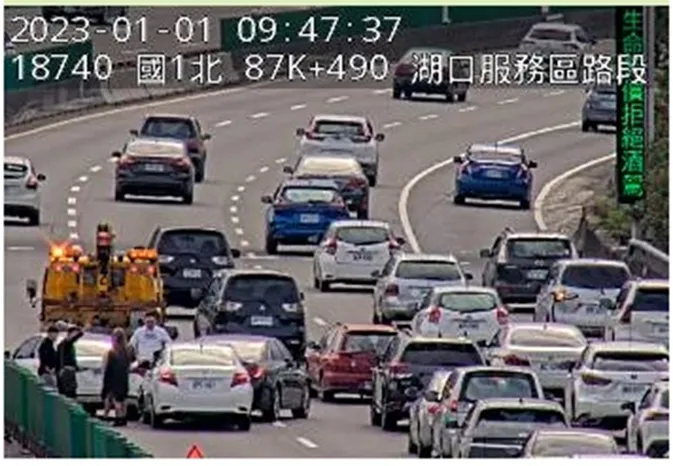 9時17分國1南向312.4公里發生3小客車與拖板車追撞封閉主線車道，造成回堵3公里。高速公路局提供