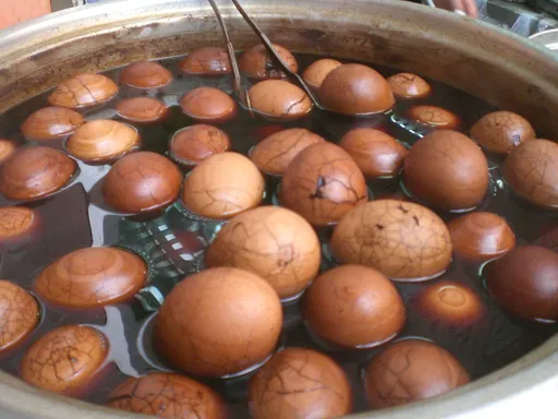 茶葉蛋煮久「長出」灰綠色斑塊 有毒?食藥署揭曉謎底