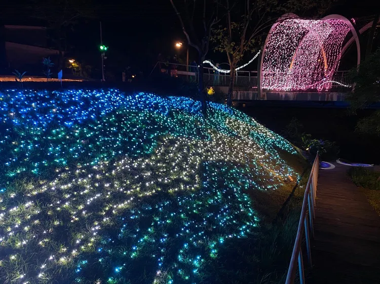 燈節從冬山火車站廣場為燈區主要入口，共設計5組不同意象裝置，透過光與地景結合，營造浪漫氛圍。公所提供