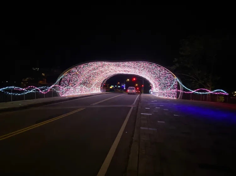 透過燈光設計與周邊環境相融，整個廊道從地面、草地到橋面等白天黑夜都有不同浪漫景致。公所提供