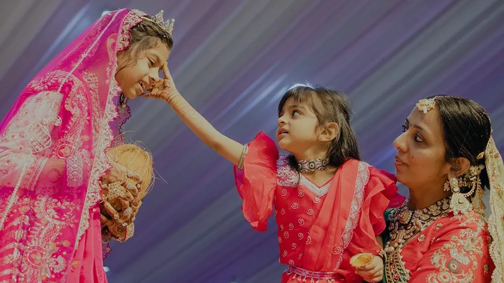 蒂凡希与妹妹。翻摄自Devanshi Diksha Danam IG