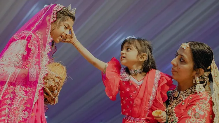 蒂凡希與妹妹。翻攝自Devanshi Diksha Danam IG