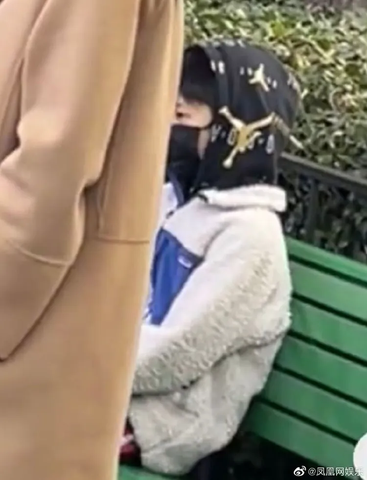 網友注意到她是帶著一雙兒女到迪士尼玩。引自微博