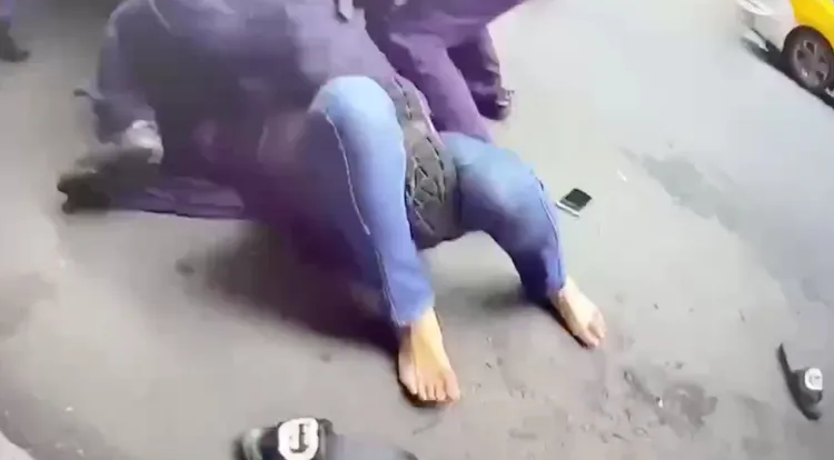 林男因出言不遜，遭到警方壓制。翻攝畫面