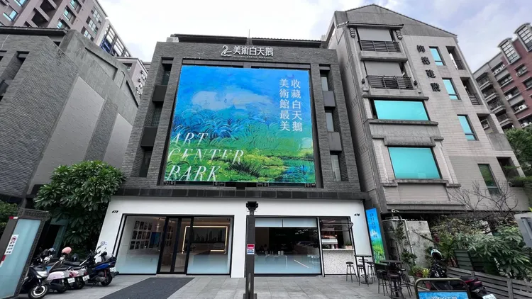 「美術白天鵝」單坪落差高達85%
