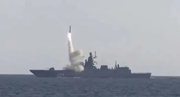 「高希柯夫海軍上將號」配置有最新的「鋯石」極音速巡弋飛彈。圖為「高希柯夫海軍上將號」試射「鋯石」極音速巡弋飛彈。翻攝Russia Navy
