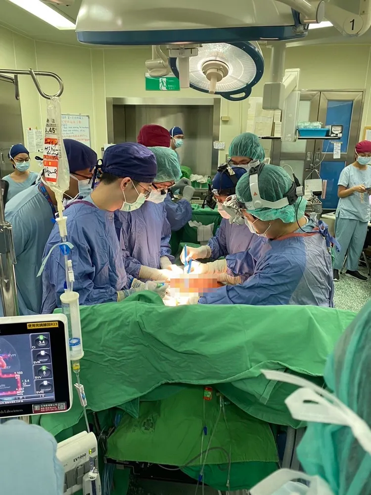 台中榮總初二上午10時開始進行器官移植，直到初三凌晨才完成。中榮提供