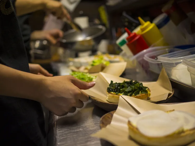 龍漢堡以京都水菜及海帶取代生菜為其特色之一。業者提供