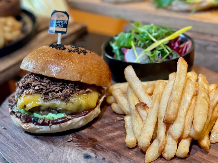 「冠軍可可漢堡」，選用油花細緻、脂香甘甜的澳洲草飼牛，醬汁則是滋味鹹香、入口回甘的西京味噌搭配100%巧克力調製而成的BBQ可可醬。曾仲葳攝