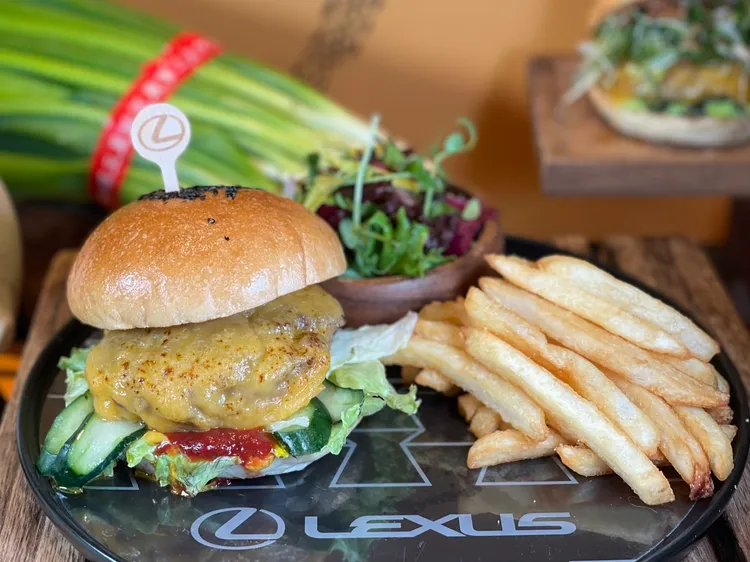 Lexus聯名的限定版本「A5和牛龍漢堡」，將漢堡肉更換為日本A5和牛，只在台灣吃得到。曾仲葳攝