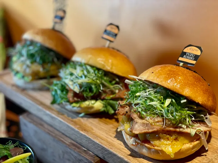 「柚子胡椒漢堡」夾著清脆爽口的薄切京都聖護院蘿蔔、切碎的蔥條和油亮的香煎培根條。曾仲葳攝