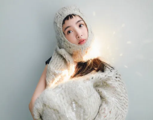 林依晨帶領師弟師妹拍年曆一起瘋時尚 針織衫套頭「根本少女」