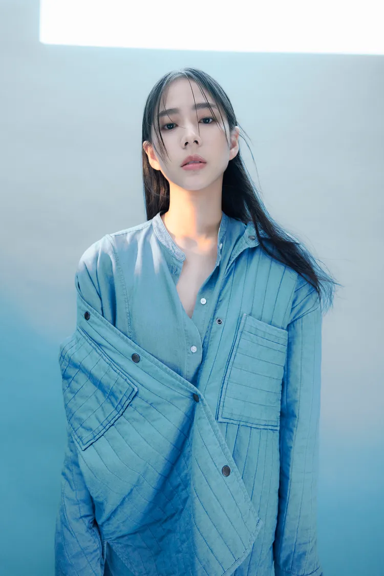 李可晴是周子娛樂正在培訓的音樂新人。周子娛樂提供