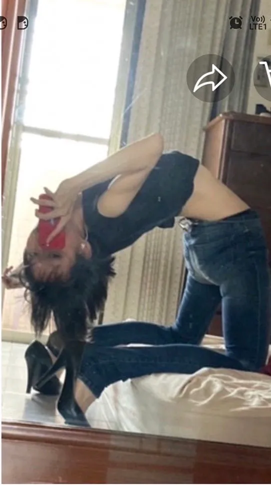 女賣家在網路販售褲子等商品，卻展現出如大法師般軟Q身段，引發網友討論。翻攝自臉書高雄小港區的大小事