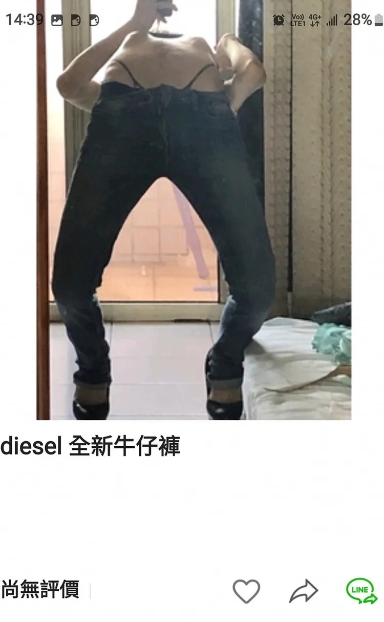 女賣家在網路販售褲子等商品，時而下腰超柔軟的身段，引發網友討論。翻攝自臉書高雄小港區的大小事