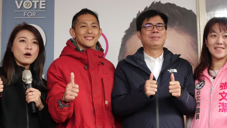 陳其邁與吳怡農一同進行媒體聯訪。莊宗達攝