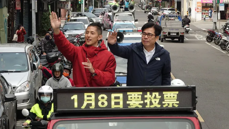 民進黨代理主席陳其邁（右）4日北上陪同台北市立委候選人吳怡農（左）進行車隊掃街。莊宗達攝