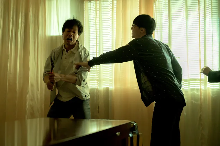 薛仕凌（左）和施柏宇在《出軌》中飾演林家兄弟檔。Disney+提供