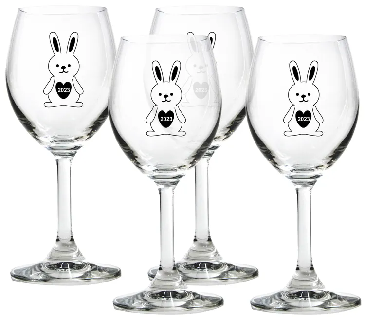 宏匯廣場新春來店禮，首波滿額即贈兔年限定玉兔紅酒杯四入組。宏匯廣場提供