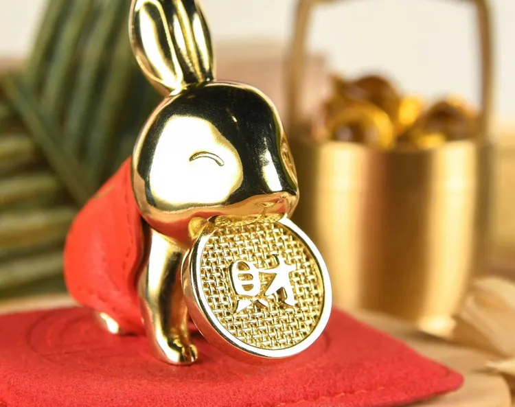 新莊宏匯廣場新春好運紅包抽活動，單筆消費滿888元就有機會抽中大甲鎮瀾宮聯名聚財兔擺飾。宏匯廣場提供