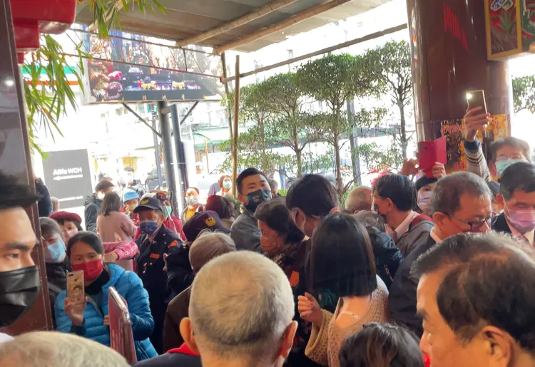 民眾擠爆廟門口。賴昀岫攝