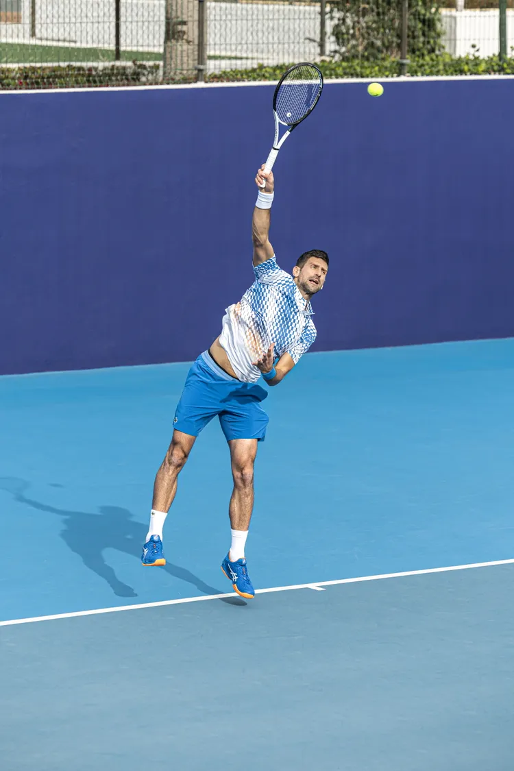 ASICS COURT FF 3 Novak網球鞋在中底加入分割式的Twistruss抗扭系統，幫助喬帥的步伐更為靈活，也間接幫助他在出拍更為流暢。品牌提供