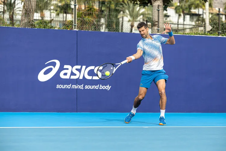 喬科維奇在各網球賽事都是穿著ASICS的球鞋上陣。品牌提供