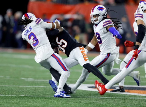 NFL球員場上心臟驟停 醒來竟先關心比賽結果