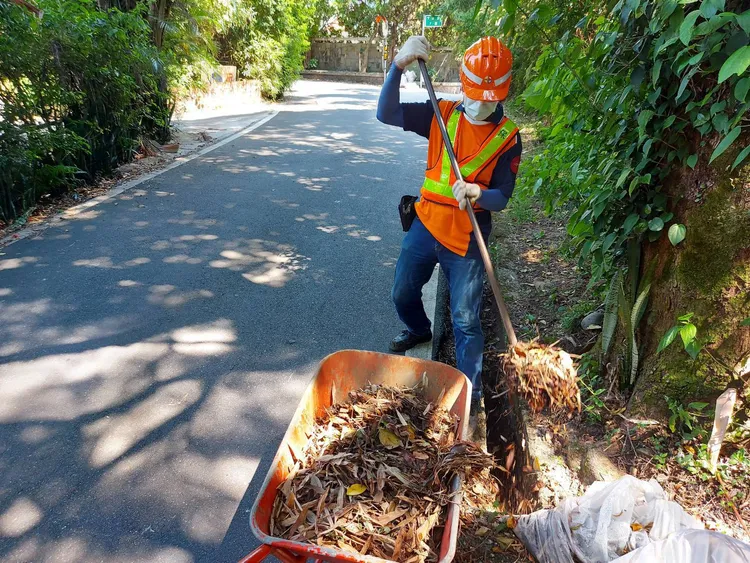 清潔隊員為環境辛苦打拼。新北市府提供