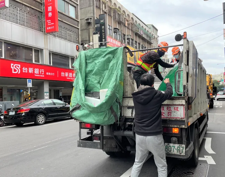 清潔隊執行資源回收作業。新北市府提供