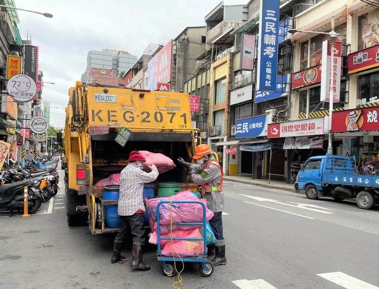 清潔隊進行垃圾收運。新北市府提供