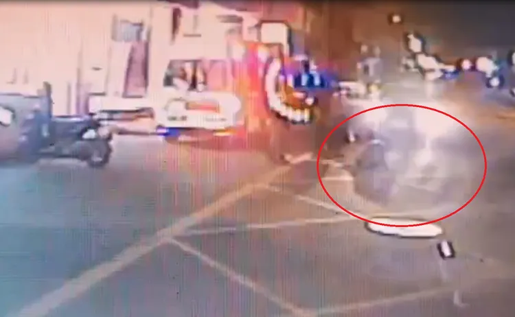 陳姓兄弟中槍倒臥超商前馬路﹝紅圈處﹞，警方及救護人員到場，緊急將兩人送醫搶救。讀者提供