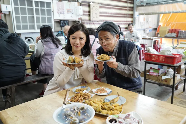 丁噹（左）和王柏森品嚐台南美食。