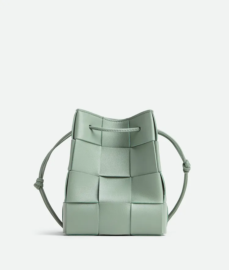 Cassette鼠尾草綠編織水桶包，5萬9500元。品牌提供