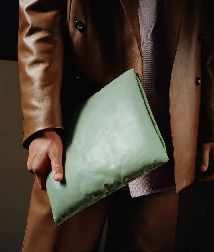 BOTTEGA VENETA在情人節選品中，將自然界洋溢的蓬勃生機，轉化為充滿恬靜氛圍的浪漫鼠尾草綠。品牌提供