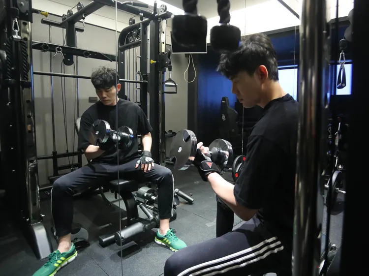 余秉諺花了1周一步一腳印組裝完成的健身房。鄭孟晃攝