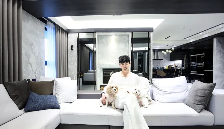 余秉諺開箱林口83坪豪宅，他和兩愛犬坐在約20萬沙發上，環境看起來大器時尚。鄭孟晃攝