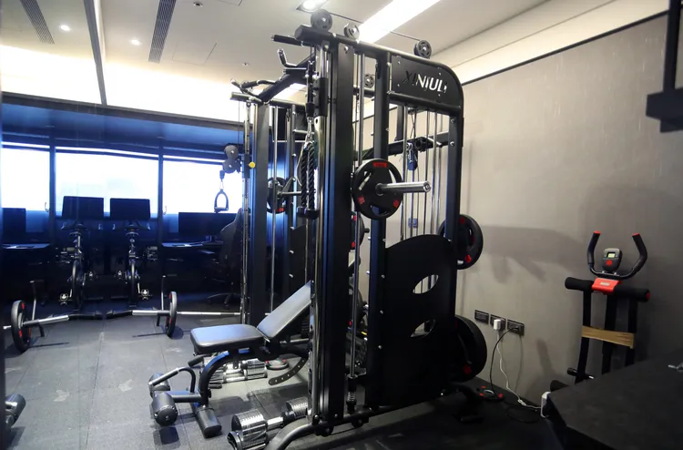 余秉諺花1星期自行組裝健身器材。鄭孟晃攝