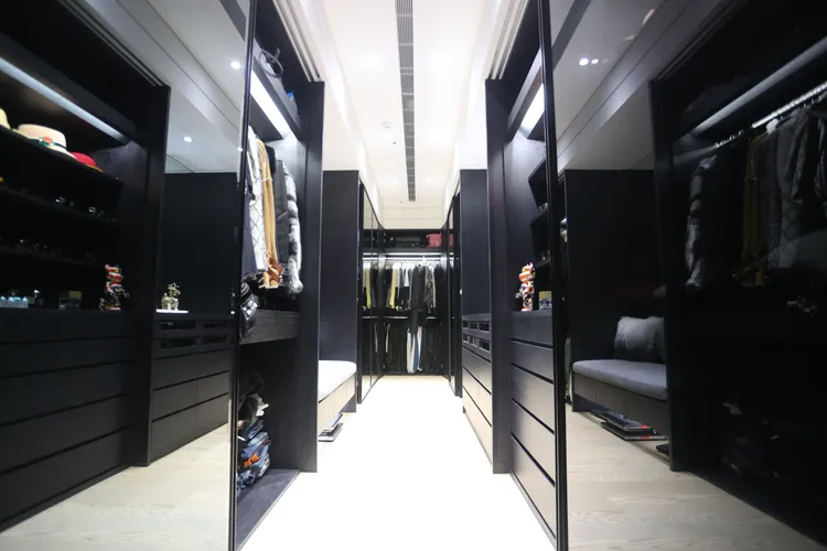 夫妻倆的時尚衣帽間，余秉諺透露他的衣服比太太還多。鄭孟晃攝