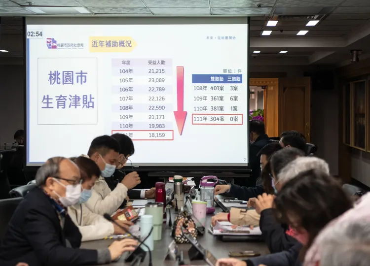 桃園市長張善政聽取社會局簡報。桃園市政府提供