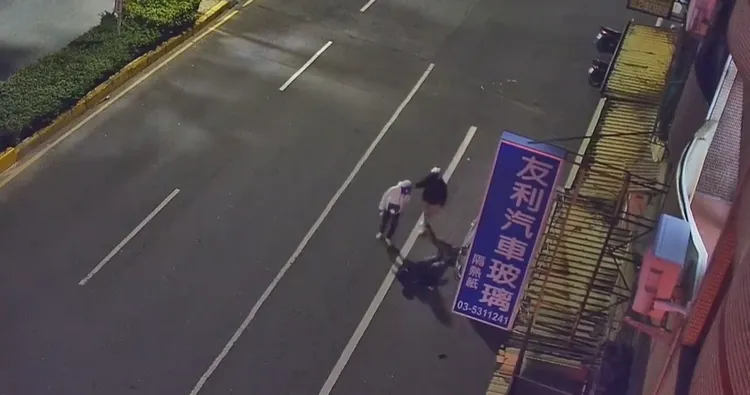 直到一名機車騎士經過才發現，和後座友人上前關心。翻攝自爆料公社