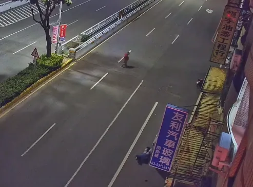 路人倒在地上似乎無人發現。翻攝自爆料公社